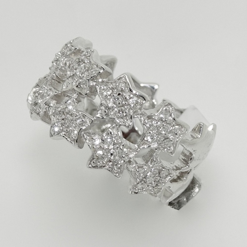 Gorgeous white gold diamond star ring